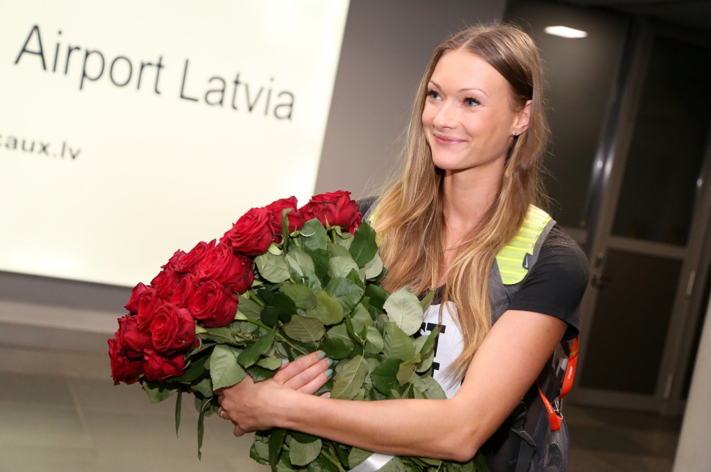 FOTO: Sagaida PČ bronzu izcīnījušo Ikaunieci-Admidiņu