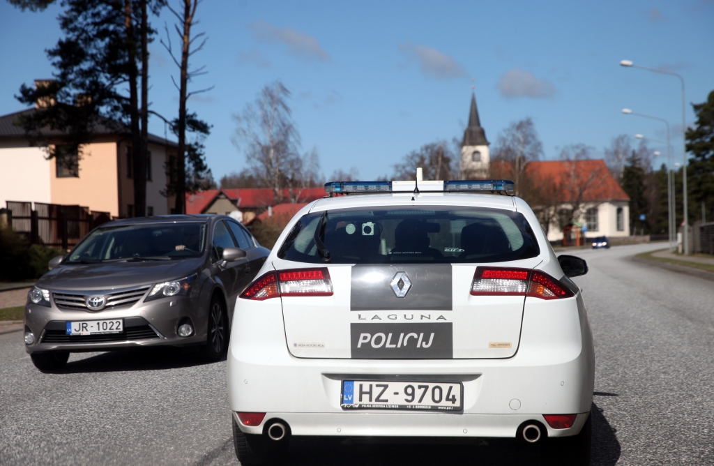 Piedzēries vīrietis ar zagtu auto bēg no policijas, avarē un nopelna piecus kriminālprocesus