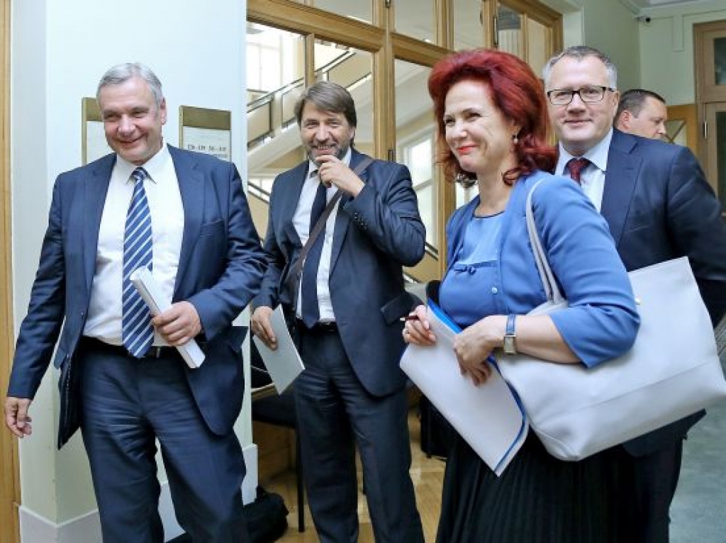 Opozīciju sāk tuvināt koalīcijai