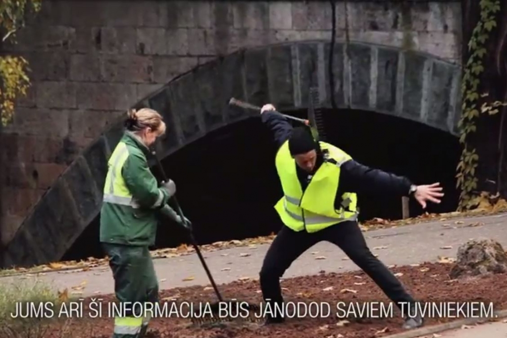 CSDD ar smieklīgu video eksperimentu pierāda, ka vestē ir spēks