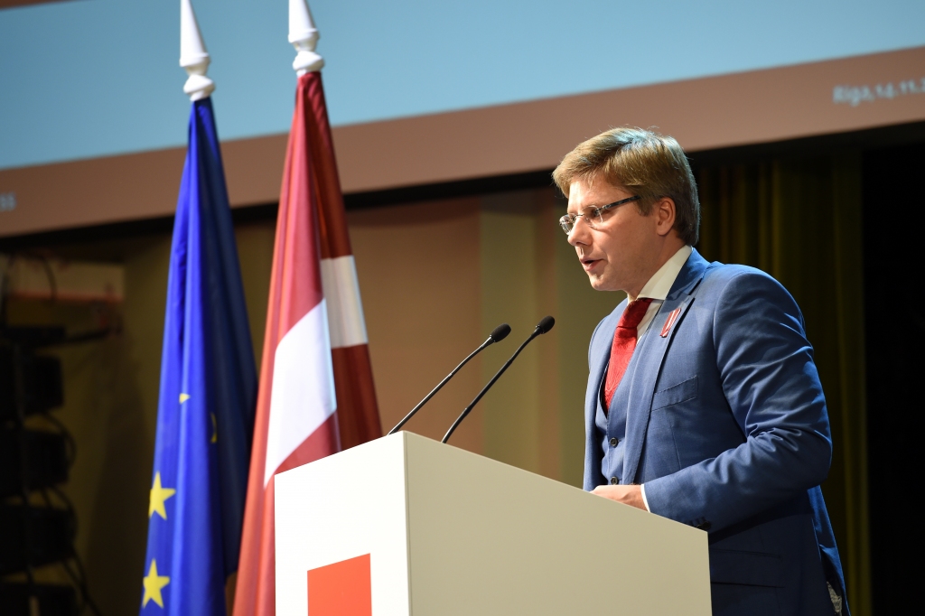 Ušakovs: Valdība sākusi zagt ar tādu vērienu, ka drīz pat pildspalvas būs jāpiesien pie galda