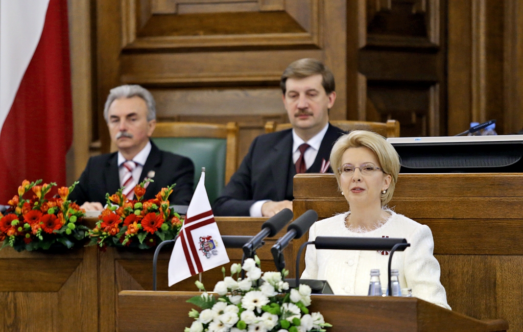 Mūrnieci nebiedē Āboltiņa