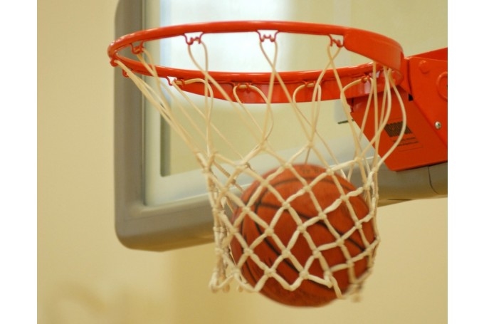 Basketbolistus pieviļ metienu precizitāte