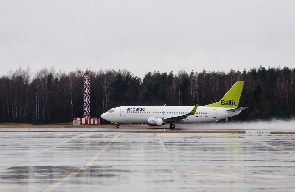 airBaltic lidmašīna iekļuvusi turbulencē; cietuši divi pasažieri un stjuarts (papildināts 15:48)