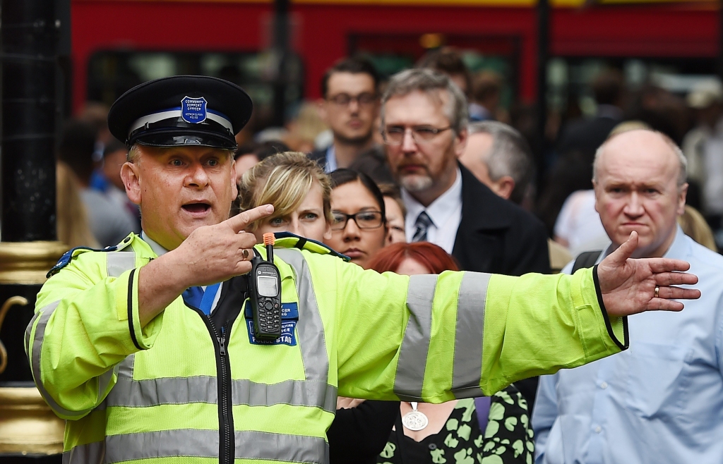 VIDEO, FOTO: Kliedzot "Tas ir par Sīriju!", uzbrucējs ar nazi Londonas metro ievaino trīs cilvēkus