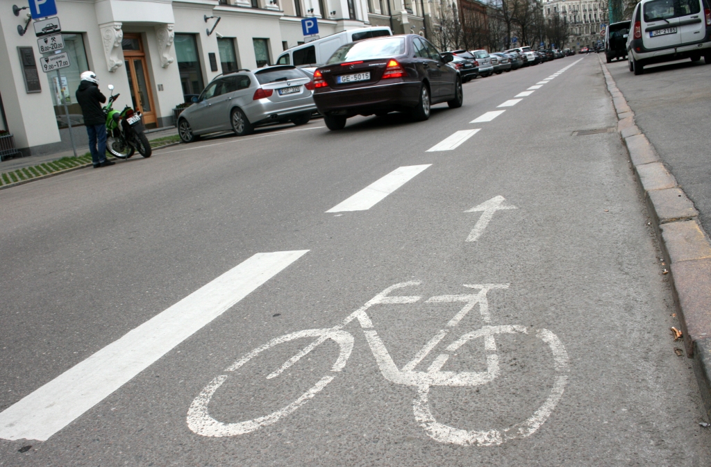 CSDD aicina iepazīties ar jaunajiem ceļu satiksmes noteikumiem; īpaša uzmanība velo jomai