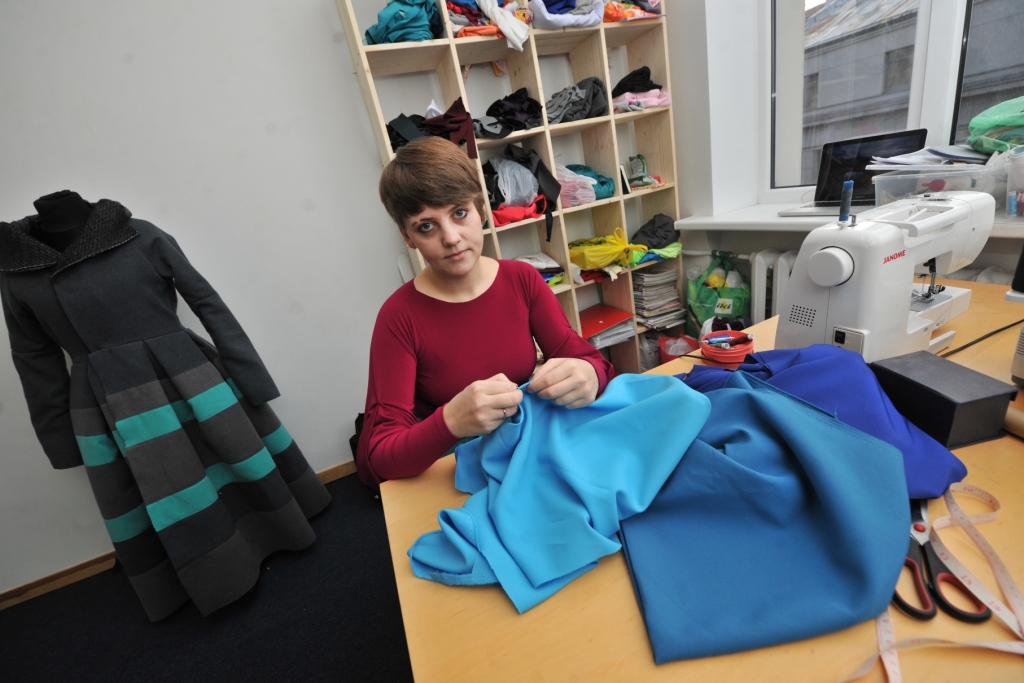 Pērc jaunas kleitas, apejot veikalu