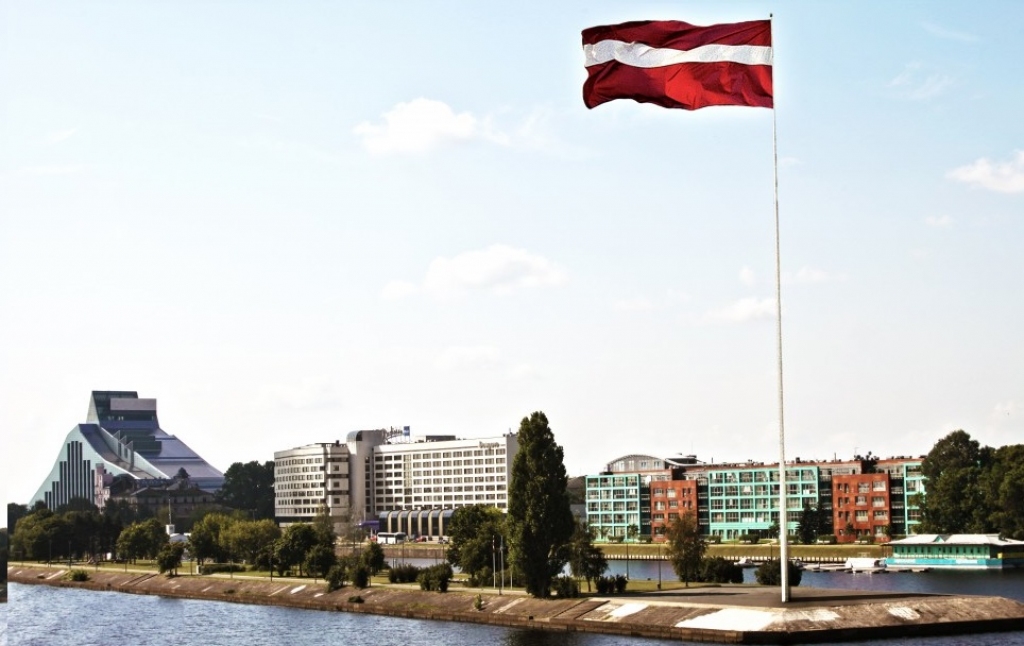 Rīgā uz AB dambja tiks izbūvēts 60 metrus augsts monumentāls Latvijas karogs