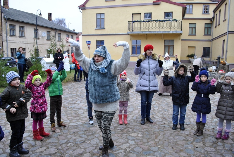 FOTO: eglītes godināšana Bauskas muzejā