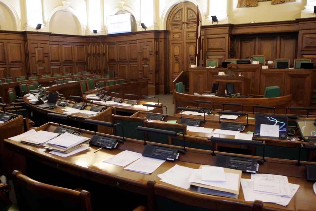 Vāc parakstus, lai ierobežotu deputātu darbības ilgumu Saeimā