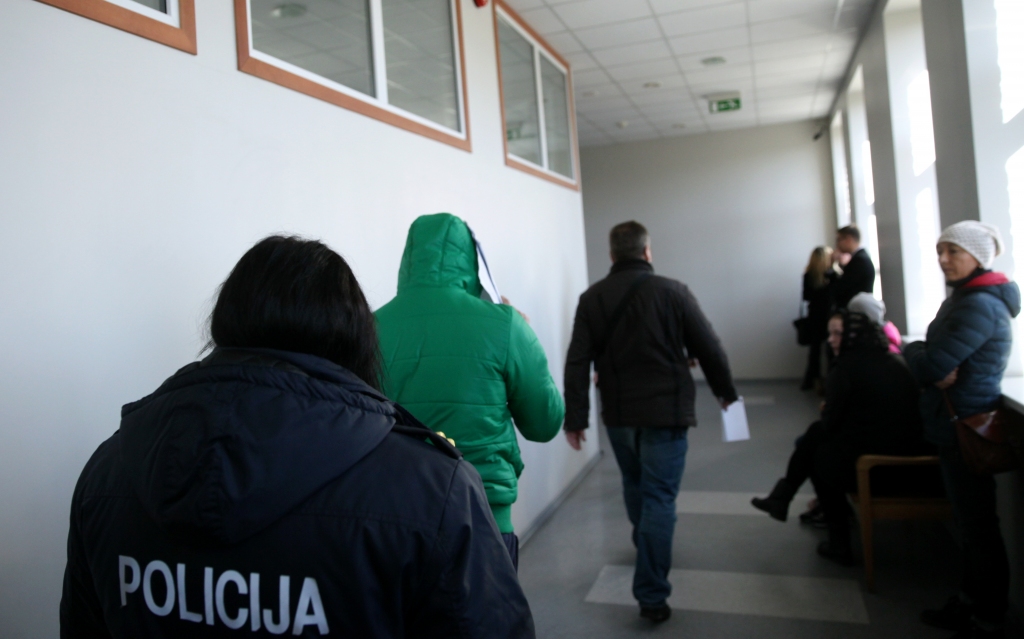 Iekšējās drošības birojs par kukuļošanu aiztur sešas personas, tajā skaitā trīs policistus