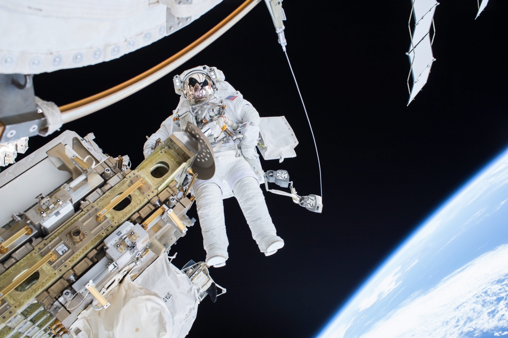 Britu astronauts atvainojas par nepareiza numura uzgriešanu, zvanot no kosmosa