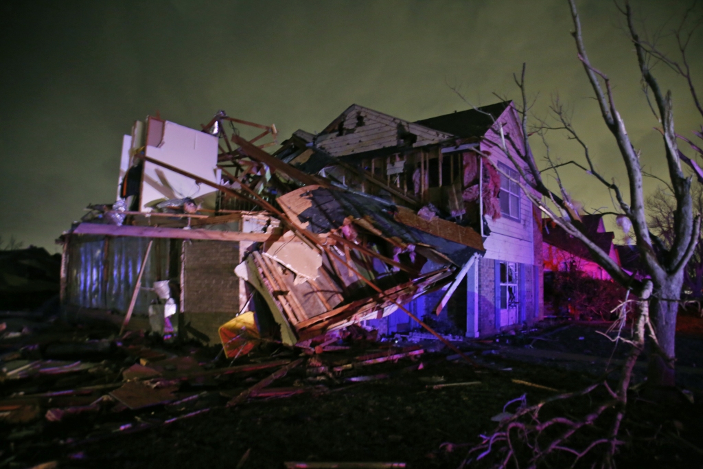 FOTO: Tornado paņem vismaz 26 ASV iedzīvotāju dzīvības