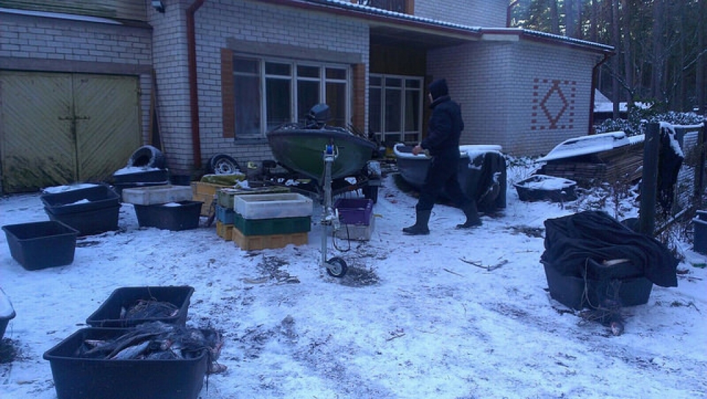 FOTO: Noķer maluzvejnieku, kurš nodarījis kaitējumu 300 tūkstošu apmērā
