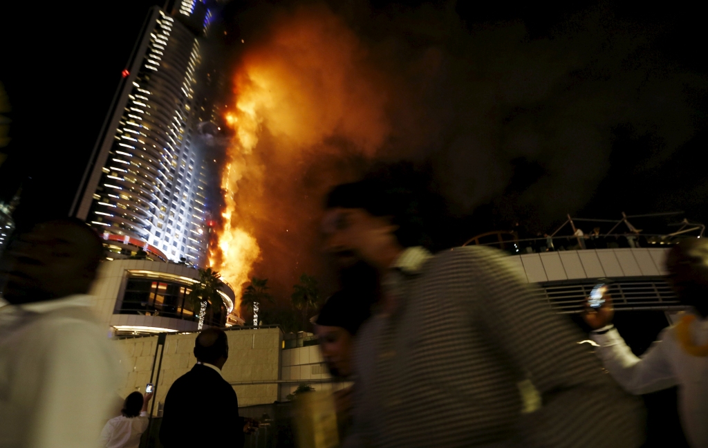 FOTO: Milzu ugunsgrēks posta debesskrāpi Dubaijā (papildināts 22:03)