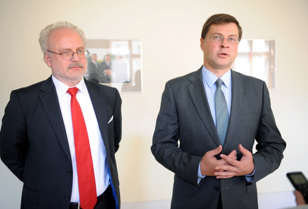 Labāk apmaksāto ES amatpersonu vidū arī Dombrovskis un Levits