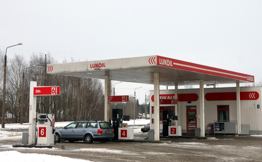 PKN Orlen neizslēdz iespējamību pārņemt Lukoil degvielas uzpildes stacijas Baltijā