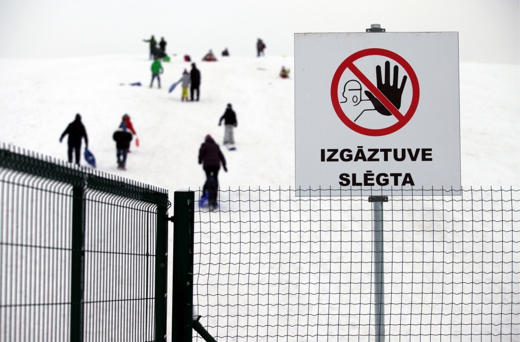 RD skaidro, kāpēc nedrīkst baudīt ziemas priekus uz Deglava ielas poligona kalna