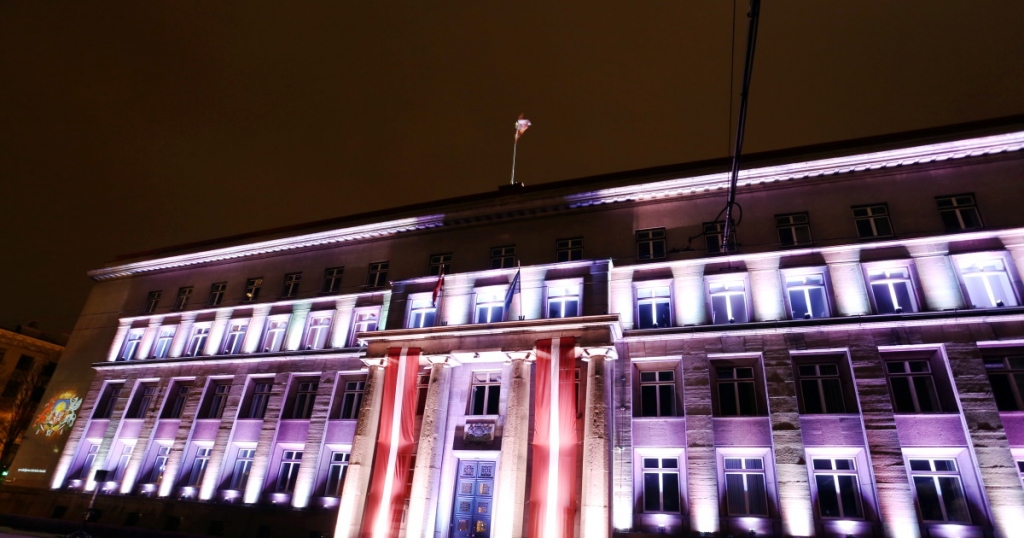 Politiskais tirgus paralizē