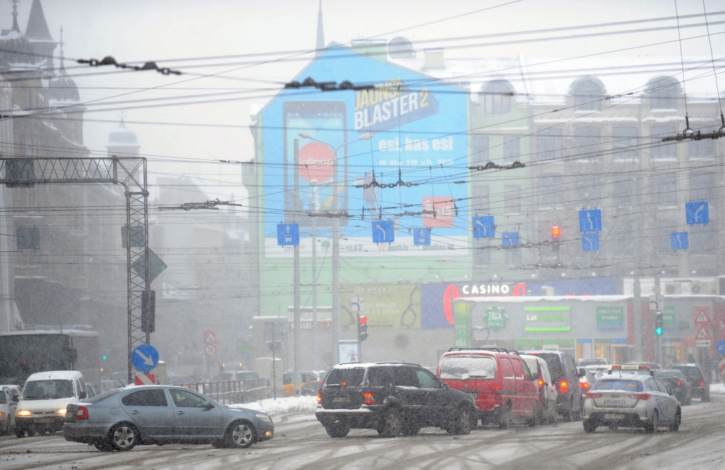 Arī 14. janvārī autovadītāji sabiedriskajā transportā Rīgā varēs braukt bez maksas