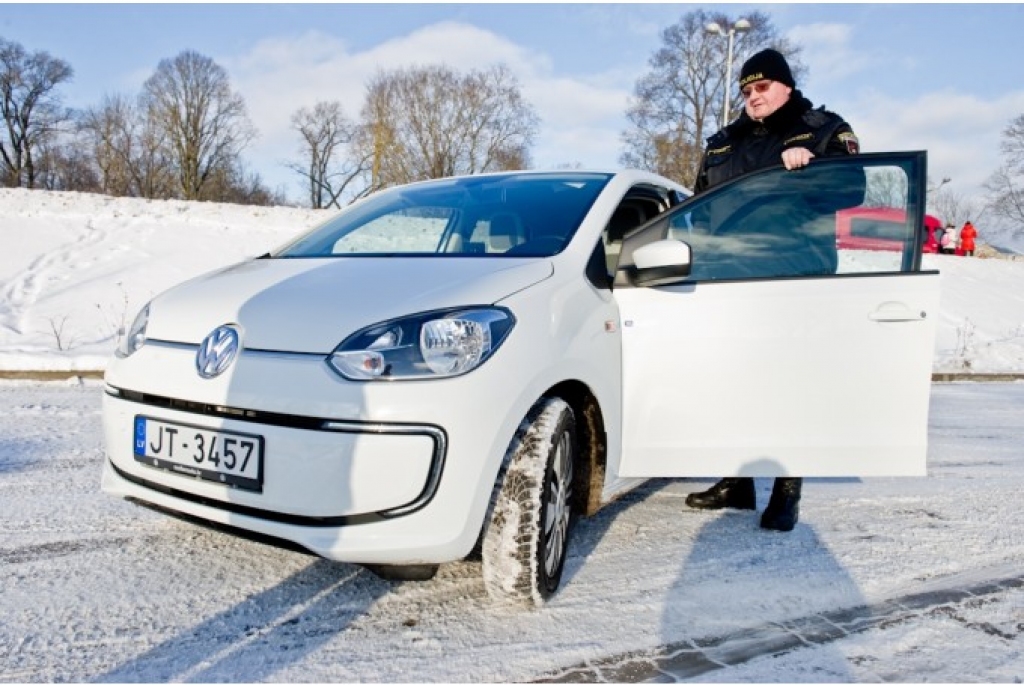 Jelgavas Pašvaldības policijā par elektromobiļiem nesūdzas: «bembju» un džipu vadītāji netiekot līdzi