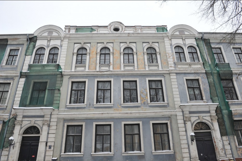 Būvnieki rausta rekonstrukcijas deķi