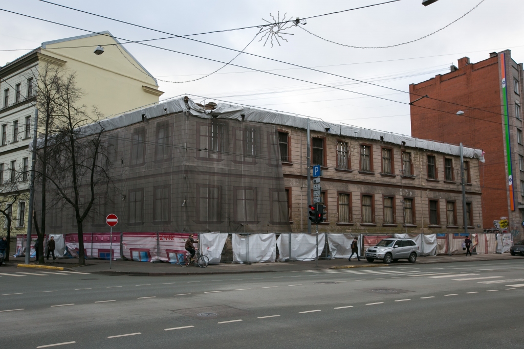 FOTO: Līdz 1. martam nojauks graustu Brīvības ielā 78a