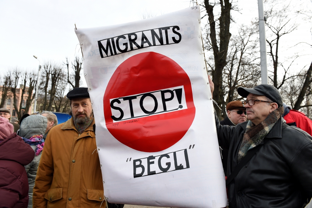 Antiglobālistu piketā Latvijas Radio žurnālistei iesists pa vēderu (papildināts 15:18)