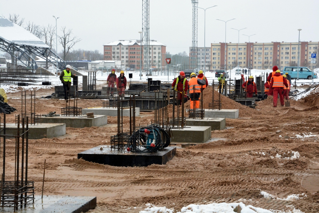 FOTO: Valmieras jaunā baseina pamatos iemūrē kapsulu