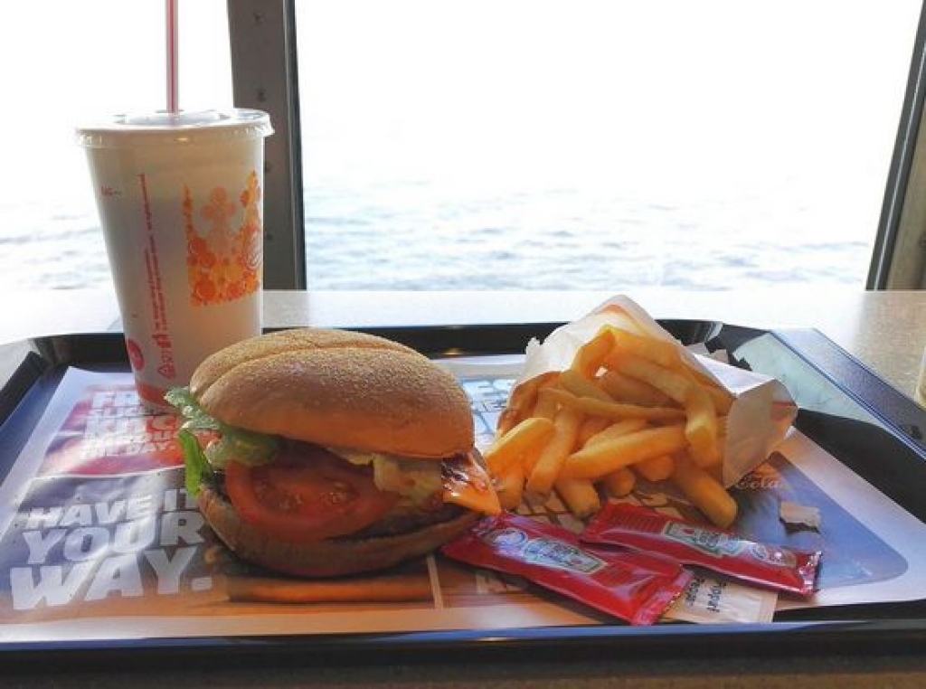 Atklāj peldošo ātrās ēdināšanas restorānu Burger King