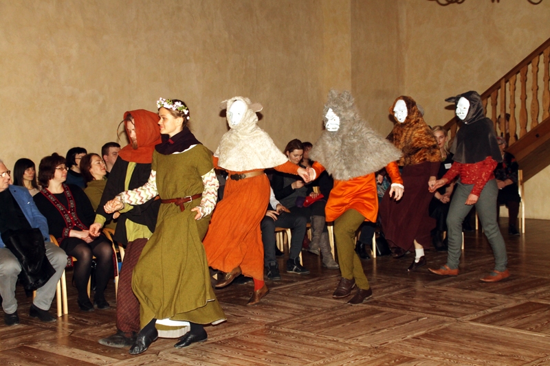 Bauskas pils apmeklētājiem dejo igauņu «Saltatriculi» un «Fioretto»