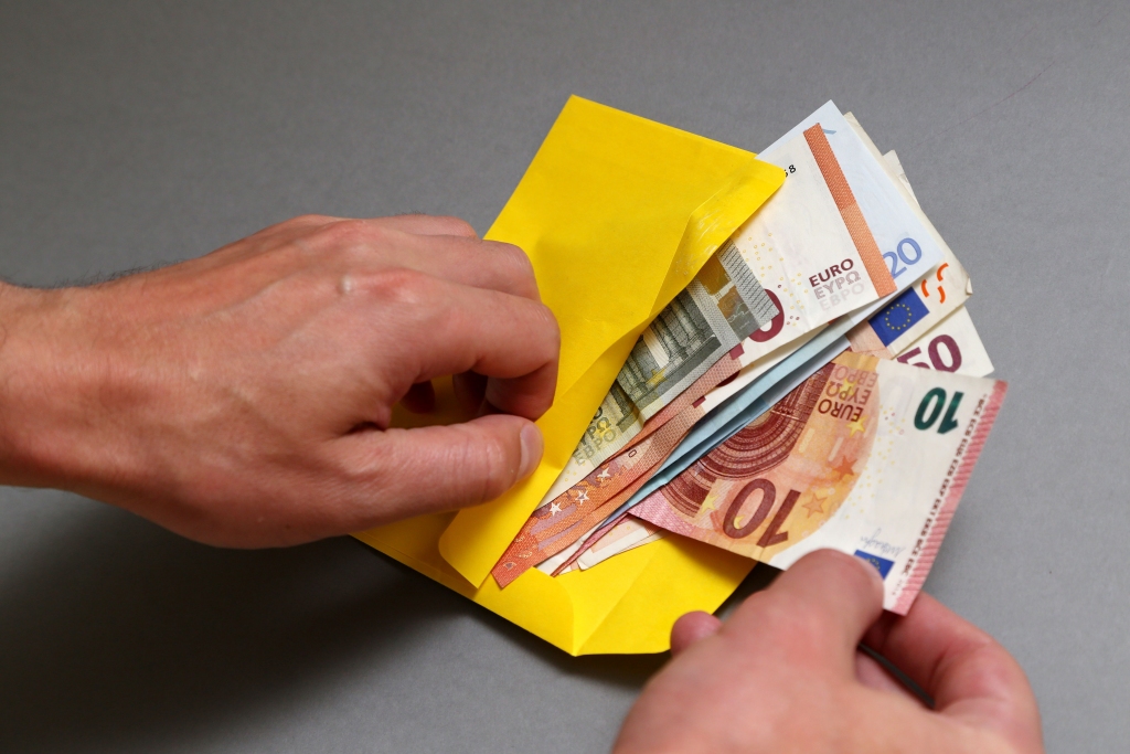 Par aplokšņu algu maksāšanu varēs nonākt pat cietumā