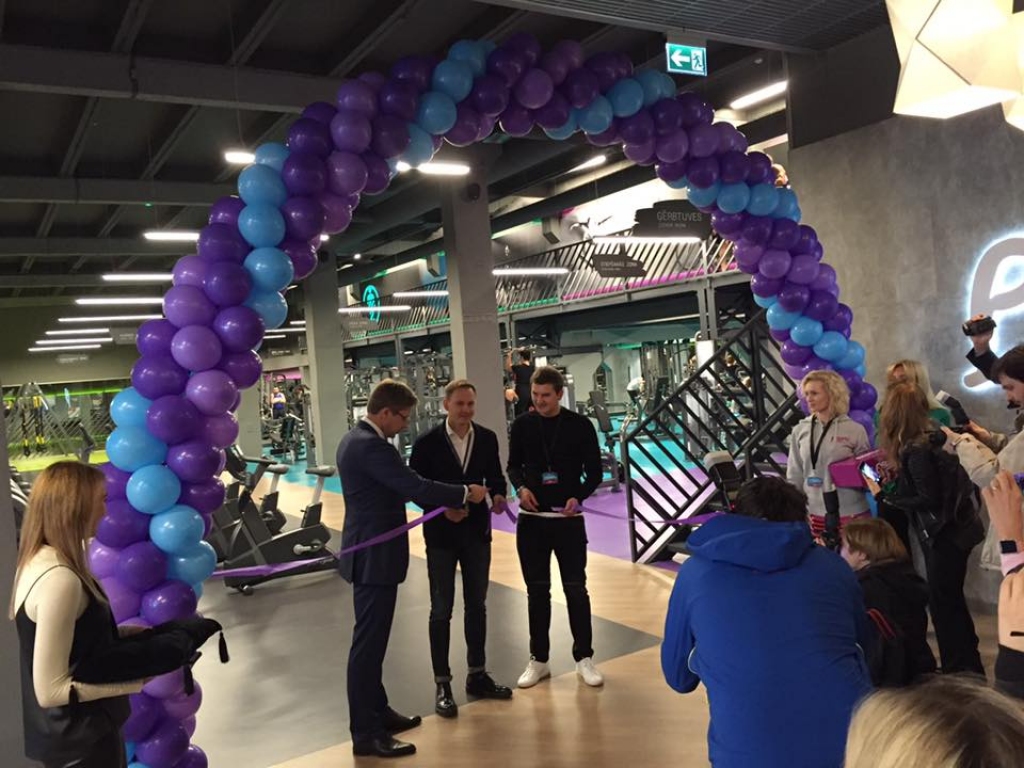 FOTO: Rīgā atklāts Hammer Strength treniņu centrs 