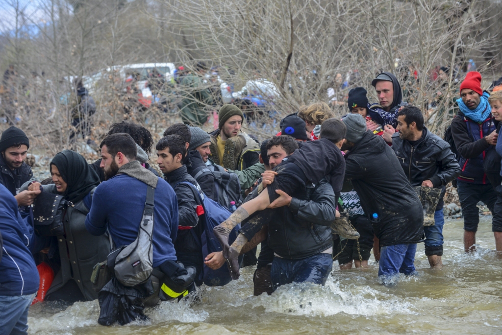 Aptuveni 1000 imigrantu uz Grieķijas robežas dodas alternatīva migrācijas maršruta meklējumos