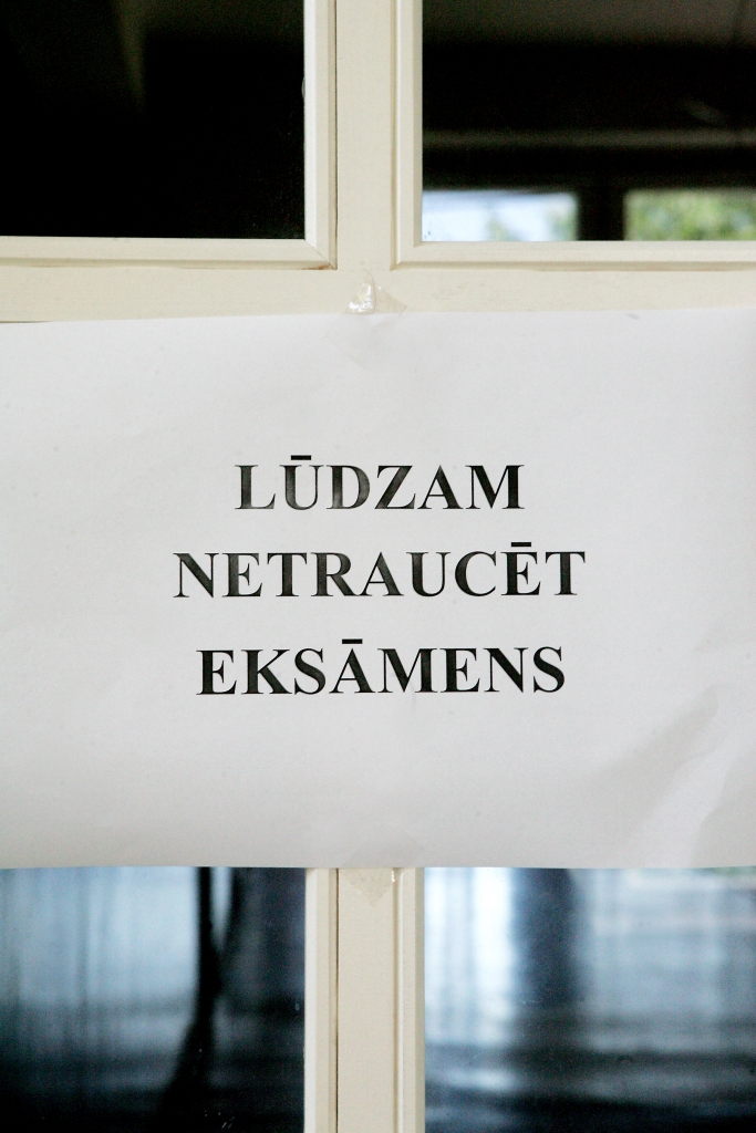 Par špikošanu no angļu valodas eksāmena izraidīti daži skolēni