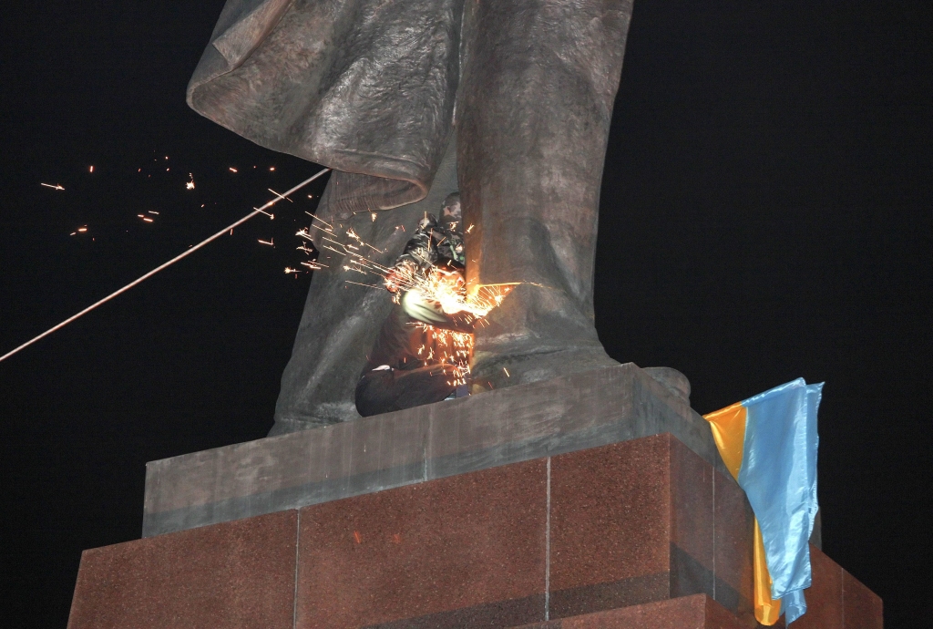 Ukrainā demontēts lielākais Ļeņina piemineklis