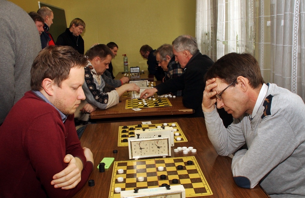 FOTO: Bauskā aizrit starptautisks dambretes turnīrs «Lieldienu kauss 2016»