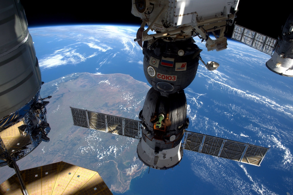 SpaceX pirmo reizi nosēdina raķeti uz peldošās platformas