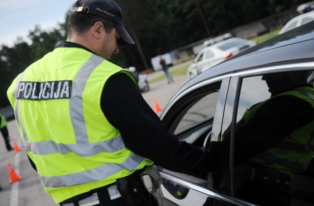 Šoferi aiztur stiprā alkohola reibumā