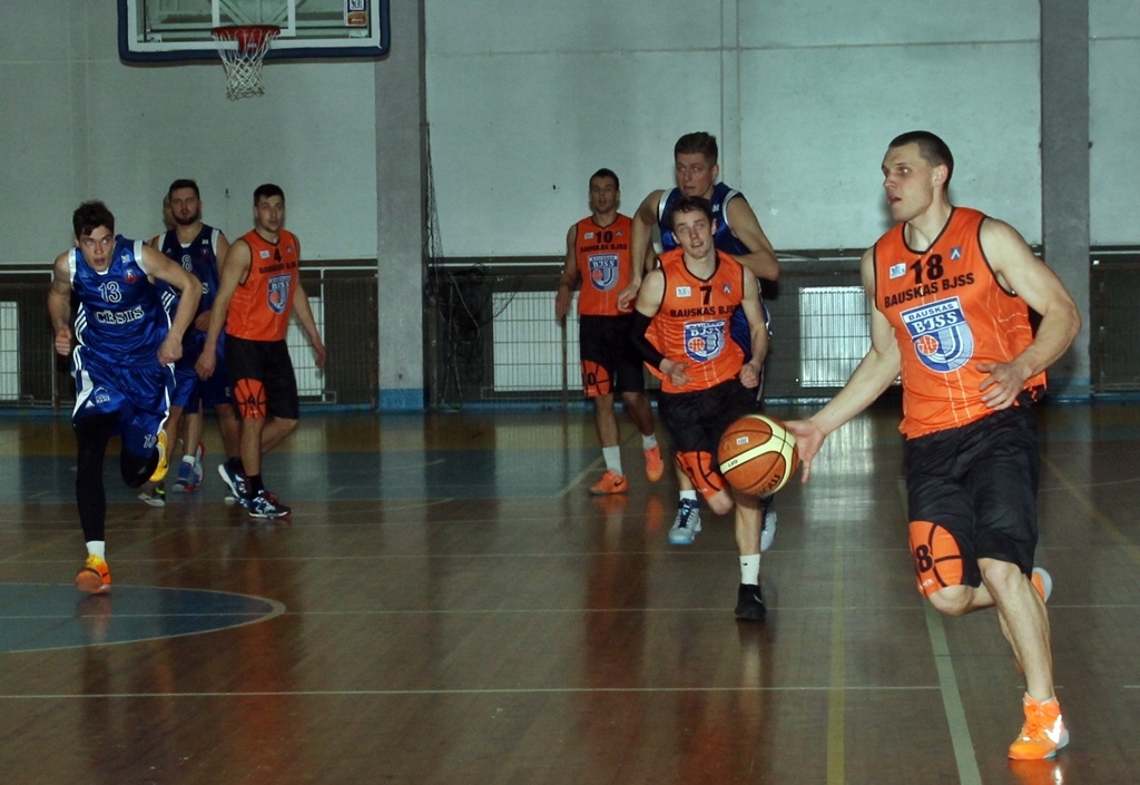 FOTO: Bauskas basketbola vienība uzvar pirmo pusfināla spēli