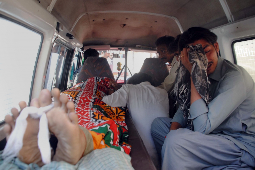 Pakistānā pēc saindētu saldumu ēšanas miruši vismaz 23 cilvēki