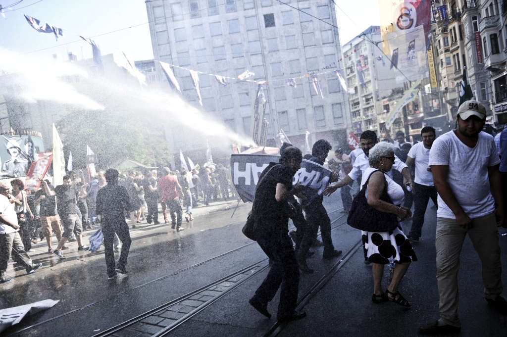 Policija Stambulā ar asaru gāzi un ūdens lielgabaliem izklīdinājusi protestētājus