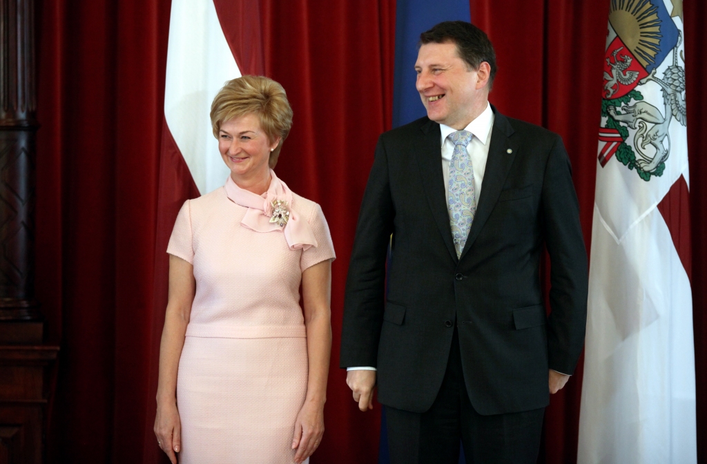 Prezidents ar kundzi sveic visas Latvijas māmiņas