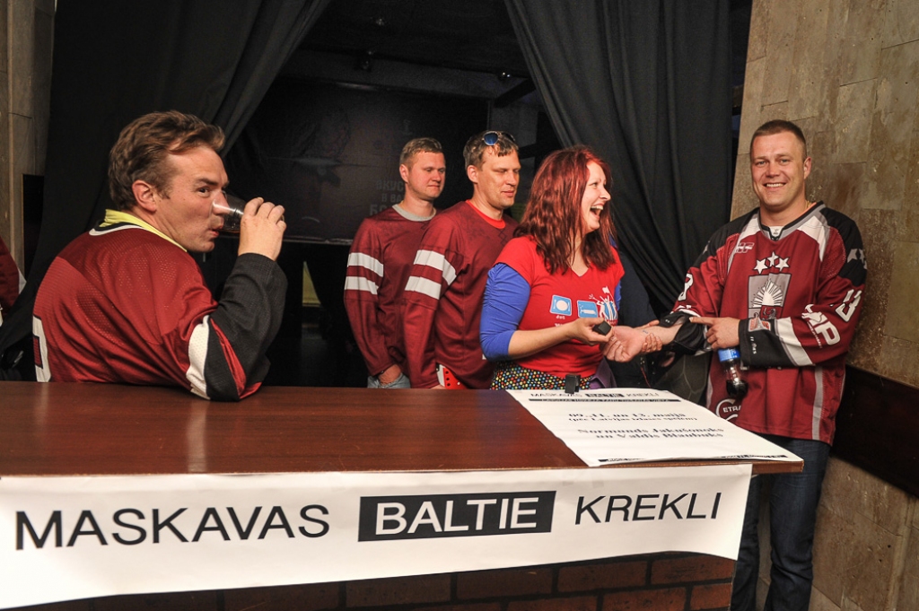 FOTO: Latvijas līdzjutēji līksmo Maskavas baltajos kreklos