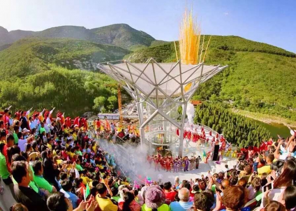 FOTO, VIDEO: Aerodium  atver pasaulē pirmo lidošanas amfiteātri Ķīnā