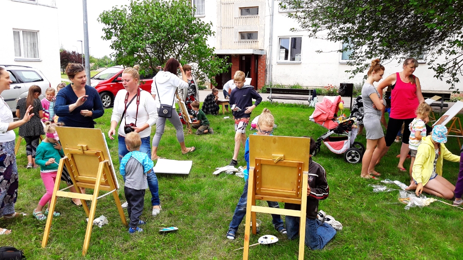 Pilsrundālē bērni un jaunieši glezno teikas