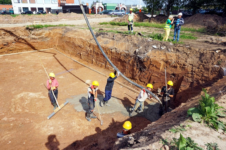 Peldbaseina būvei Bauskā sāk betonēt pamatus