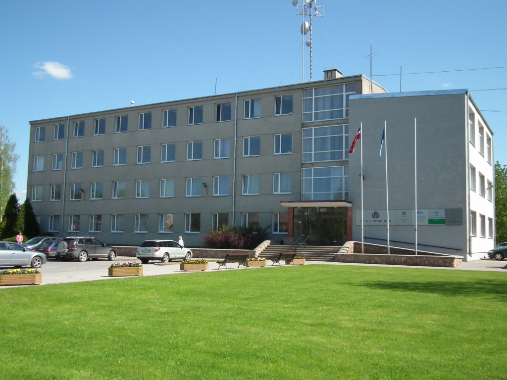 Direktoru neatbrīvo no darba