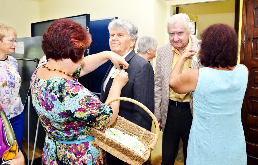 Seniori tiekas tradicionālajā ballē
