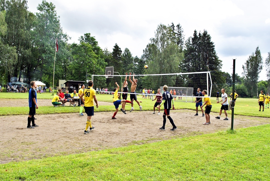 Kurmenē sporto kaimiņu pagastu un novadu ļaudis